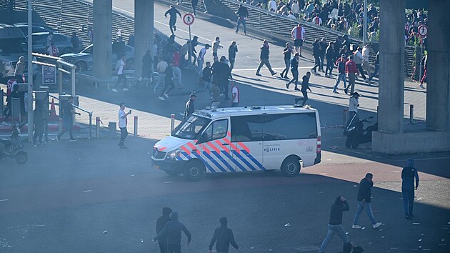Masivní pyrotechnika a řádění fanoušků. V Nizozemsku museli přerušit utkání mezi Ajaxem a Feyenoordem Rotterdam, zasahovala policie.