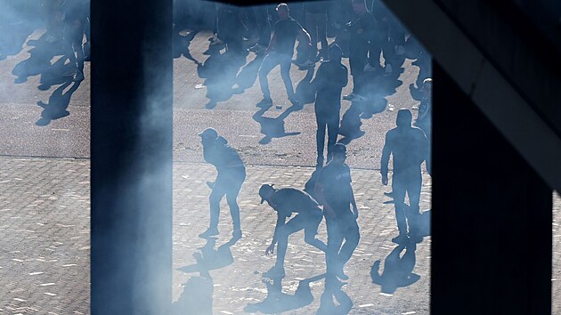 Masivní pyrotechnika a řádění fanoušků. V Nizozemsku museli přerušit utkání mezi Ajaxem a Feyenoordem Rotterdam, zasahovala policie.