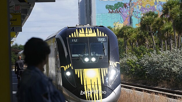 Vlakový spoj od společnosti Brightline. Na Floridě mezi Orlandem a Miami... Vlakový spoj od společnosti Brightline. Na Floridě mezi Orlandem a Miami...