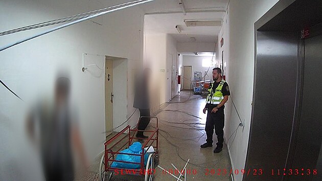 Zdrogovan mu ve Fakultn nemocnici u svat Anny v Brn pokodil elektrick veden kvli snaze odpojit kameru.