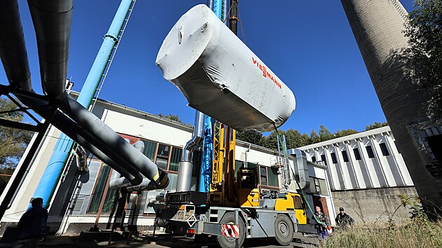 S uložením nového kotle v ašské centrální výtopně musela pomoci těžká technika.