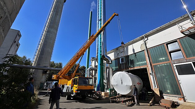 S uložením nového kotle v ašské centrální výtopně musela pomoci těžká technika.