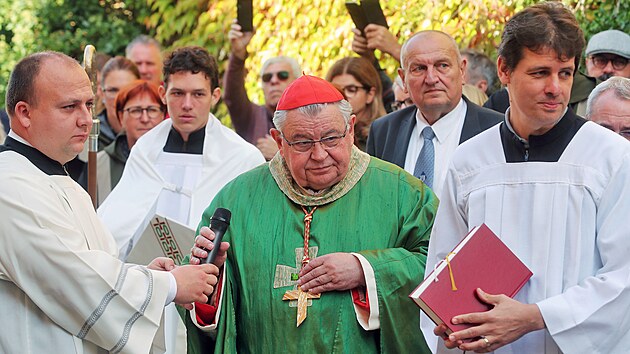 Na věž kostela sv. Václava v Lokti se po osmdesáti letech vrátily tři zvony a rozezněly se nad městem i údolím. První dva připutovaly už v roce 2022, ten třetí a největší věnovaný Panně Marii dorazil letos. Vysvětil je kardinál Dominik Duka.