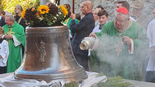 Na v kostela sv. Vclava v Lokti se po osmdesti letech vrtily ti zvony a rozeznly se nad mstem i dolm. Prvn dva piputovaly u v roce 2022, ten tet a nejvt vnovan Pann Marii dorazil letos. Vysvtil je kardinl Dominik Duka.