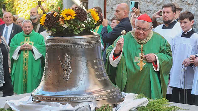Na v kostela sv. Vclava v Lokti se po osmdesti letech vrtily ti zvony a rozeznly se nad mstem i dolm. Prvn dva piputovaly u v roce 2022, ten tet a nejvt vnovan Pann Marii dorazil letos. Vysvtil je kardinl Dominik Duka.