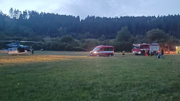 Záchrana paraglidisty ze stromů poblíž Nežichova na Toužimsku.