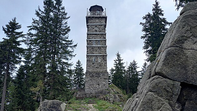 Rozhledna Pajndl nad Nejdkem a socha legendárního ochránce Gutštoka Rozhledna Pajndl nad Nejdkem a socha legendárního ochránce Gutštoka