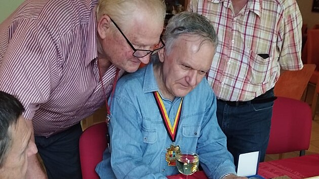 Jaromr Petk v kruhu dalch boskovickch filatelist s diplomy a medailemi
