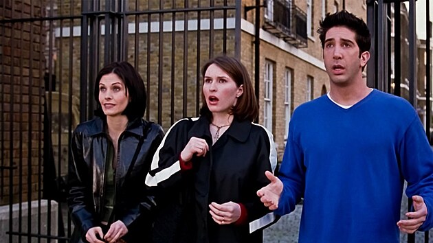 David Schwimmer, Helen Baxendale a Courteney Cox jako Ross, Emily a Monica v serilu Ptel