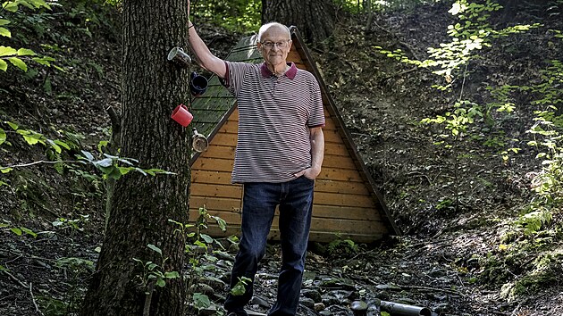 Dokumentarista Jaroslav Šlosar napsal knihu o beskydských studánkách. Dokumentarista Jaroslav Šlosar napsal knihu o beskydských studánkách.