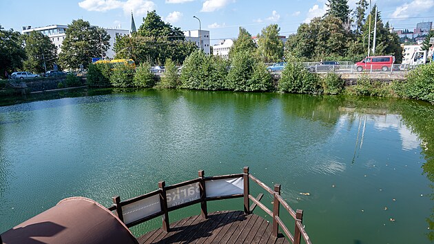Dřevěná loď na Kudlovské přehradě ukrývá příjemnou restauraci. Musí však ustoupit čištění vodního díla. (září 2023)