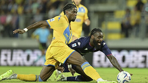 M'Bala Nzola (vpravo) z Fiorentiny v souboji s Calebem Okolim z Frosinone. M'Bala Nzola (vpravo) z Fiorentiny v souboji s Calebem Okolim z Frosinone.