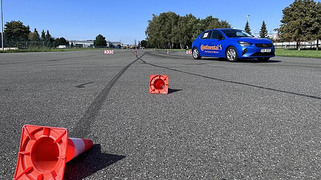 Na řidiče záchranných služeb čekal na jejich mistrovství mimo jiné slalom na zkušební dráze s osobním autem.