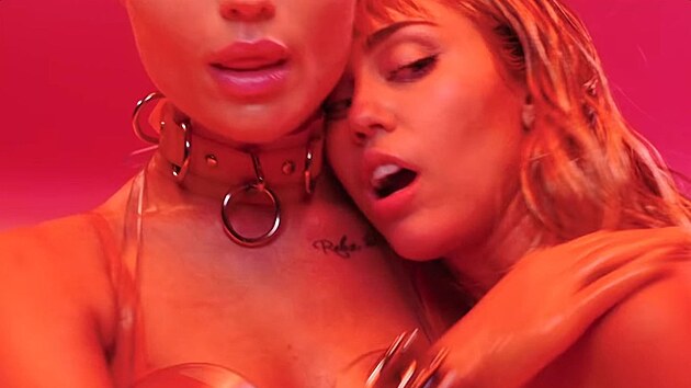 Miley Cyrusov ve videoklipu Mother's Daughter