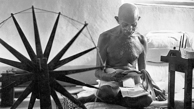 Duchovn vdce Indie a indickho hnut za nezvislost Mahtma Gndh sed u kolovrtku a te si. (1. dubna 1946)