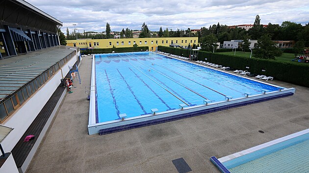 Venkovní bazén v městském areálu na Slovanech budou moci plavci využívat i přes zimu. Město ho chce totiž schovat pod nafukovací halu. (24. září 2023)