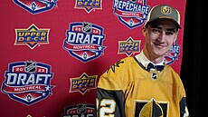 Matyáš Šapovaliv v dresu Vegas Golden Knights. Matyáš Šapovaliv v dresu Vegas Golden Knights.