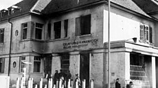 Budovu celního úřadu v Hnanicích na Znojemsku zdemolovali 22. září 1938... Budovu celního úřadu v Hnanicích na Znojemsku zdemolovali 22. září 1938...