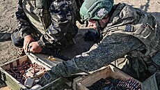 Rekruti ruské armády při cvičení v okupované ukrajinské Luhanské oblasti. (13.... Rekruti ruské armády při cvičení v okupované ukrajinské Luhanské oblasti. (13....