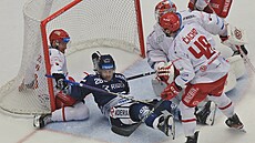Vítkovický forvard Peter Krieger (26) leží po vlastní příležitosti v... Vítkovický forvard Peter Krieger (26) leží po vlastní příležitosti v...