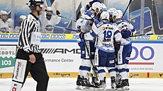 Hokejisté Komety se radují ze vstřelené branky. Hokejisté Komety se radují ze vstřelené branky.
