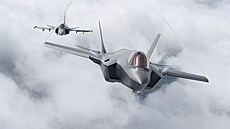 Letouny JAS-39 Gripen eských vzduných sil a americký stroj F-35 bhem Dn...