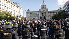 Policisté na Václavském námstí dohlíí na sparanské fanouky