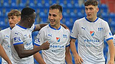 Vlevo Patrik Kopozo a vpravo Karel Pojezný gratulují Filipu Kubalovi k jeho... Vlevo Patrik Kopozo a vpravo Karel Pojezný gratulují Filipu Kubalovi k jeho...