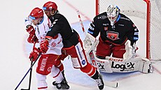 Andrej Nestrašil a Jérémie Blain v souboji před Henrim Kiviahem. Andrej Nestrašil a Jérémie Blain v souboji před Henrim Kiviahem.