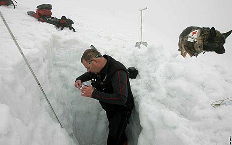 Horská sluba vyhlásila v Jesenikách tetí stupe lavinového nebezpeí, za poslední dva dny toti pipadlo zhruba padesát centimetr nového snhu a navíc foukal silný vítr. (Ilustraní snímek)