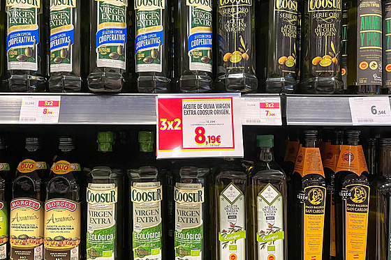 Láhve olivového oleje v obchod jednoho ze supermarket v Madridu. Jeho cena ve...