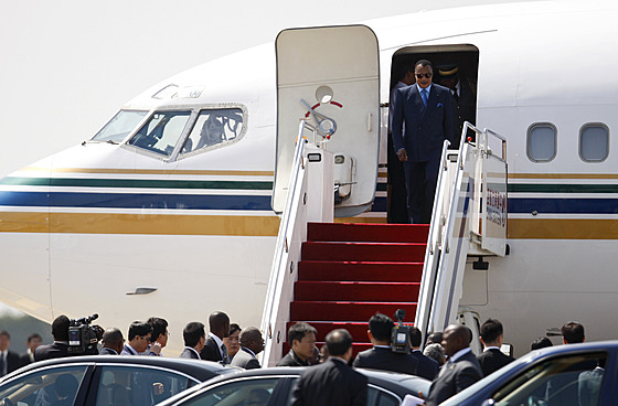 Konský prezident Dennis Sassou-Nguesso vystupuje ze svého letounu. (25. dubna...