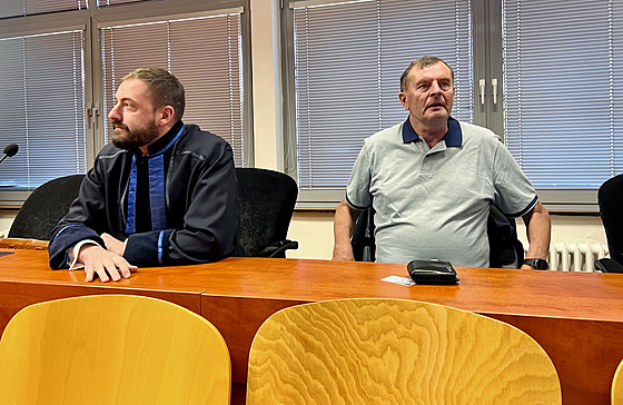 Obalovaný Frantiek Horn (vpravo) v jednací síni Krajského soudu v Ústí nad...