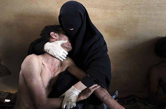 Fatima al-Qawsová drící bezvládné tlo syna Zajída, který byl zrann pi...