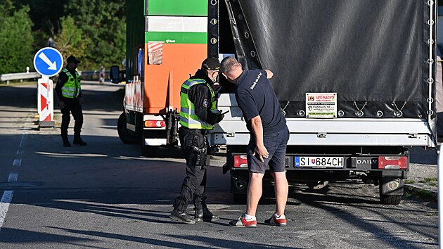 Policisté kontrolují automobily u hraničního přechodu v Mostech u Jablunkova při namátkové kontrole kvůli růstu počtu migrantů. (4. října 2023)