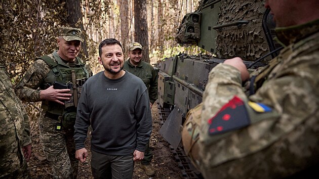 Ukrajinsk prezident Volodymyr Zelenskyj si prohl tank Leopard 2 pi nvtv pozice ukrajinskch vojk. (3. jna 2023)