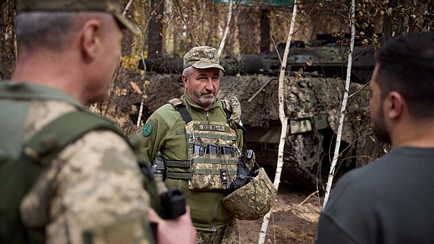 Prezident Volodymyr Zelenskyj pi nvtv pozic ukrajinskch vojk. V pozad tank Leopard 2. (3. jna 2023)