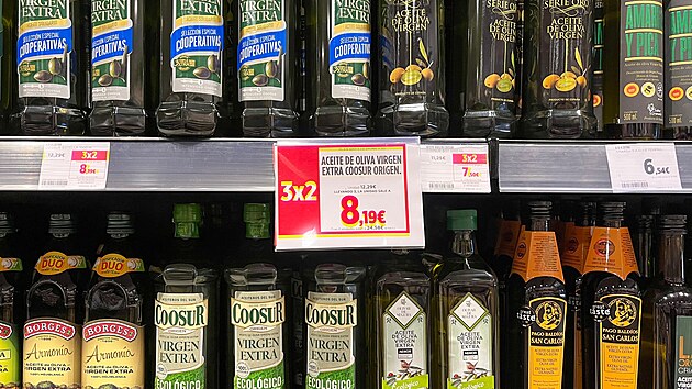 Láhve olivového oleje v obchod jednoho ze supermarket v Madridu. Jeho cena ve...
