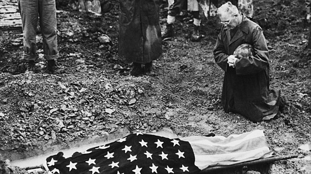 Plukovnk americk nmon divize Francis I. Fenton pohbv na Okinaw svho syna, kter padl pi boji s Japonci. (15. ervna 1945)