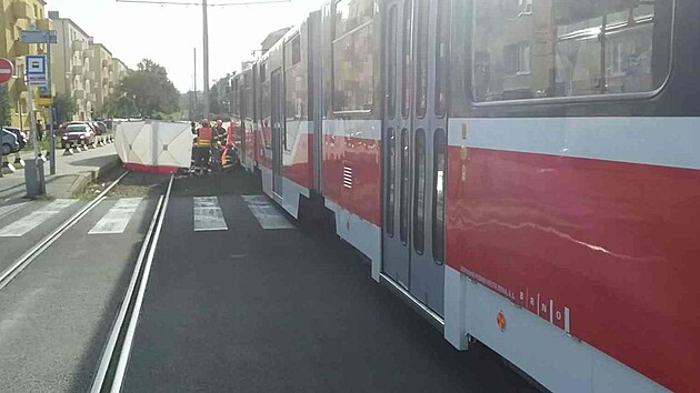 Nehoda tramvaje na Renneské třídě v Brně. Pod soupravou zůstal zaklíněný mladý muž. (2. října 2023)