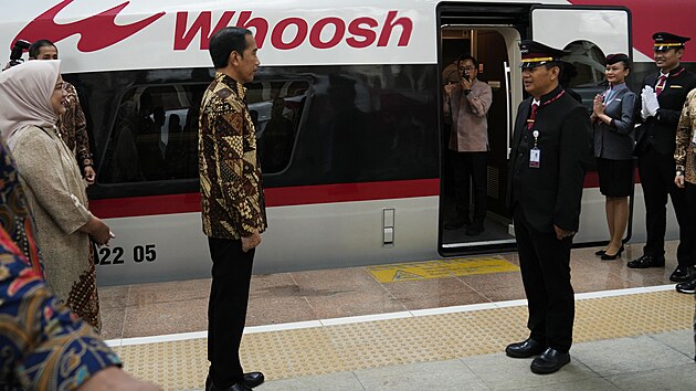 Slavnostn zahjen provozu prvn vysokorychlostn eleznice v jihovchodn Asii na ndra Halim v Jakart (2. jna 2023)