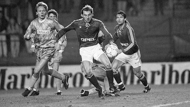 Roman Kukleta (uprostřed) v dresu Sparty v utkání s Baníkem Ostrava v roce 1991. Roman Kukleta (uprostřed) v dresu Sparty v utkání s Baníkem Ostrava v roce 1991.