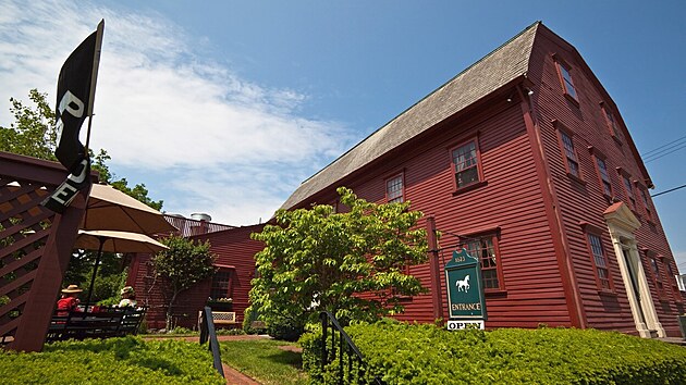 White Horse Tavern v Newportu (Rhode Island, USA). Rozmrov ctyhodn erven...
