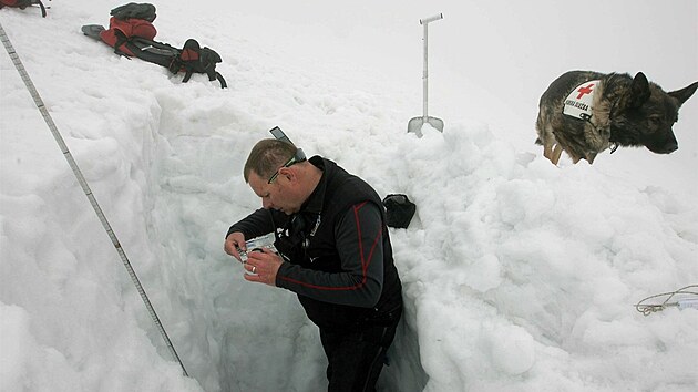 Zjišťování aktuální charakteristiky sněhové pokrývky - Člen Horské služby Jeseníky Jaroslav Tejnský ze stanice Ovčárna provádí pravidelné měření v oblasti Velkého kotle (ve výšce 1406 metrů nad mořem), při kterém zjišťuje aktuální charakteristiku sněhové pokrývky (výšku, teplotu, strukturu atd.). Z naměřených údajů určí stupeň lavinového nebezpečí.