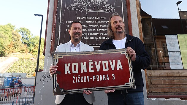 Odhalen nov ulin cedule u pleitosti pejmenovn Konvovy ulice na Hartigovu (2. jna 2023)