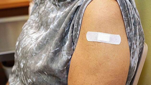 Lékaři ostravské fakultní nemocnice začali očkovat proti nemoci covid-19. Registrace předem není nutná. Hned první den přišla dvacítka zájemců.