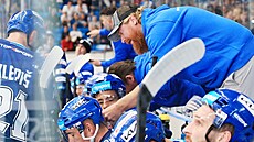 Jakub Voráek jako asistent trenéra na lavice kladenských hokejist