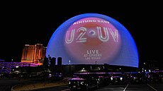 V unikátní hale jako první vystoupila legendární rocková skupina U2. (29. záí...