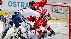 Olomoucký útoník Jakub Navrátil (88) na brankoviti posílá puk do volné...