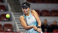 íanka Wang Sin-jü se napahuje k úderu ve tetím kole turnaje v Pekingu.